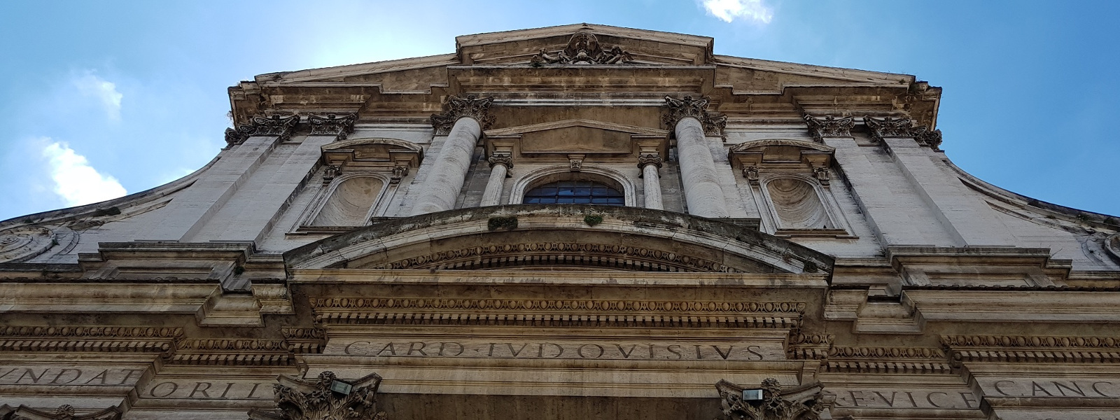 Facciata della chiesa di sant'Ignazio in Campo Marzio a Roma, esempio di arte barocca.